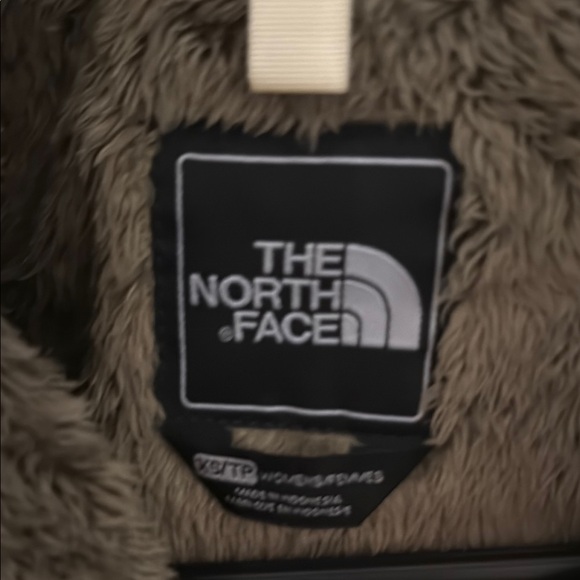 The North Face Cream Ski Jacket with Water-Resistant Design - Picture 3 of 3